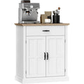 Sideboard verbindet Metallgriffe und verstellbare Ablagen