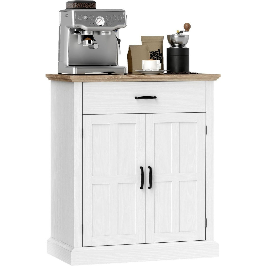 Sideboard verbindet Metallgriffe und verstellbare Ablagen