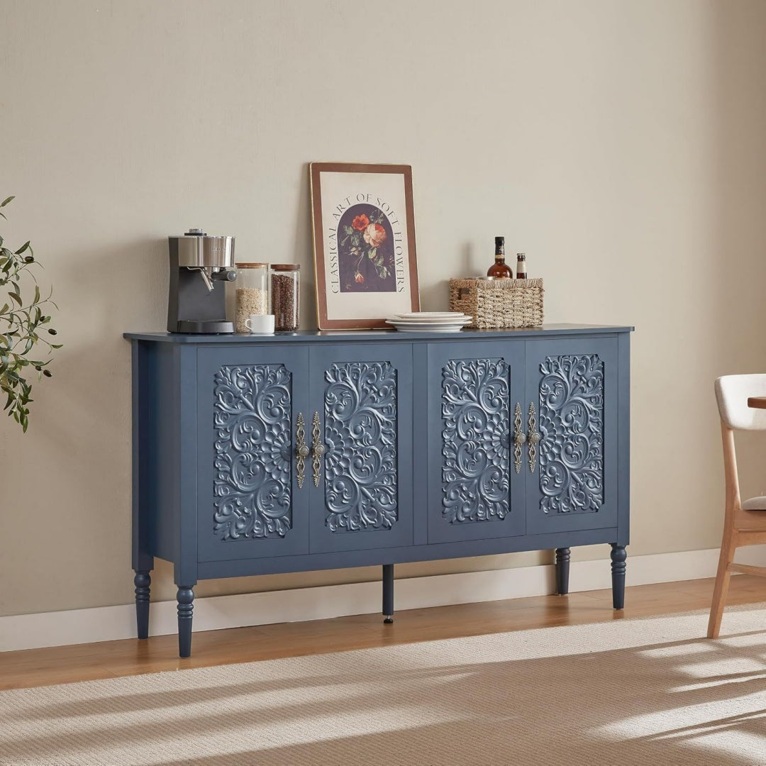 Sideboard verbindet gerundete Konturen und Metallgriffe