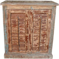 Ein kleiner Holzschrank bringt nostalgischen Stauraum an die Bettseite