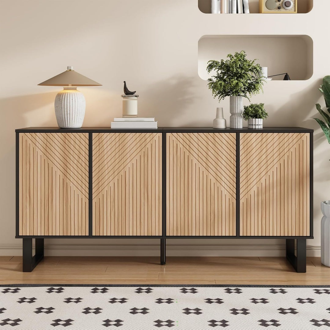 Reliefstrukturen praegen das Sideboard aus Metall