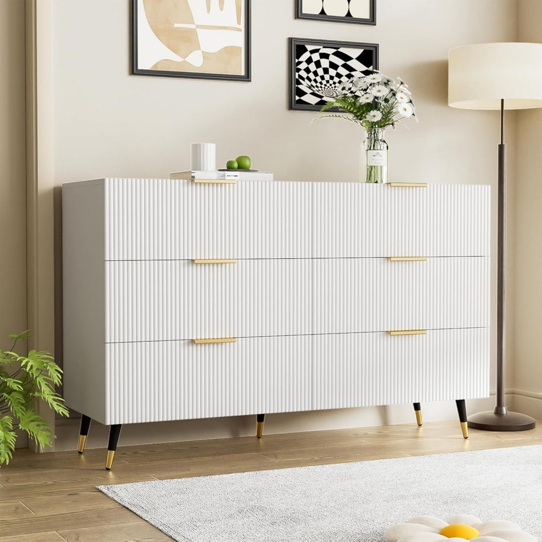 Sideboard mit Schubladen und goldfarbenen Griffen