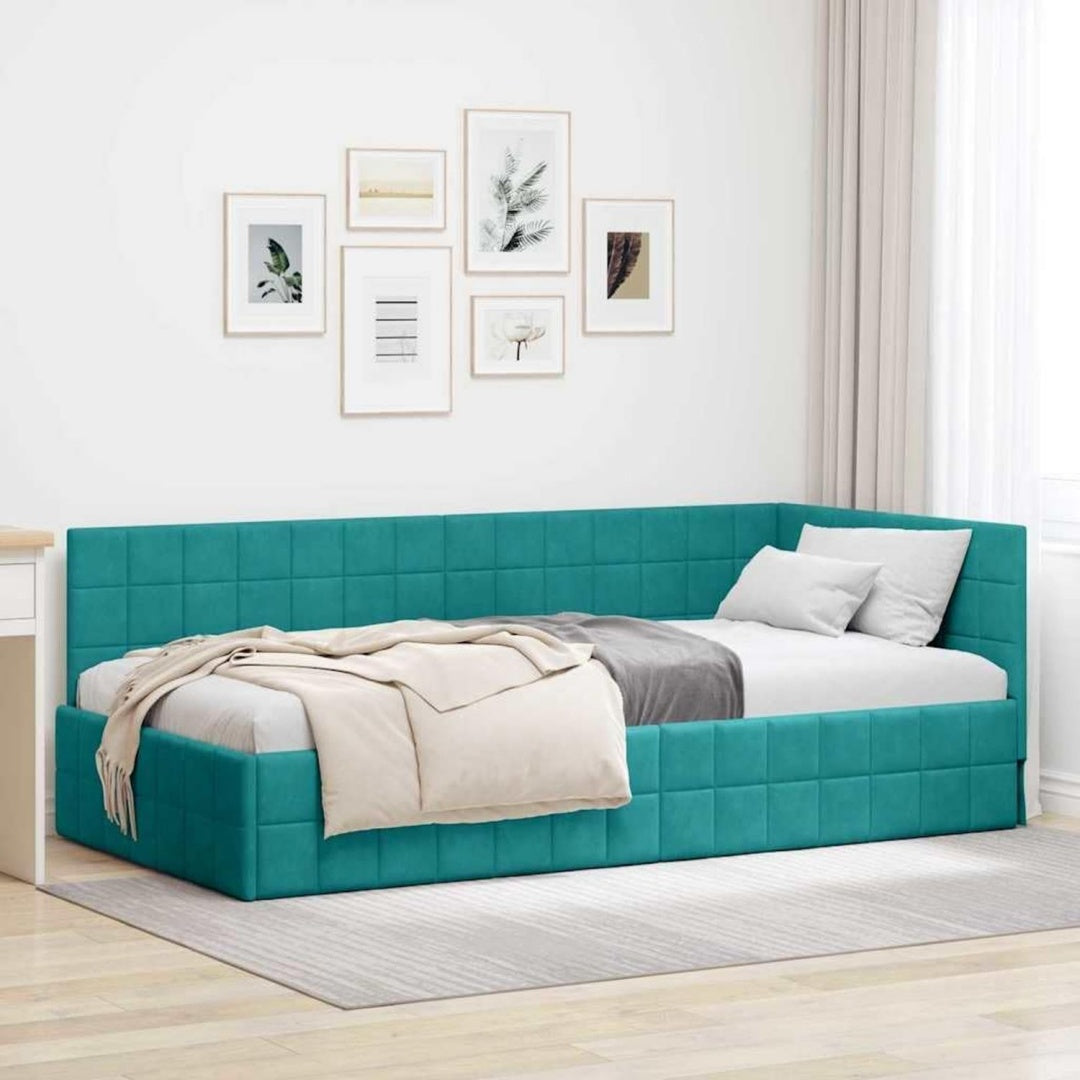 Das Bettgestell misst 90 x 200 cm in Tuerkis