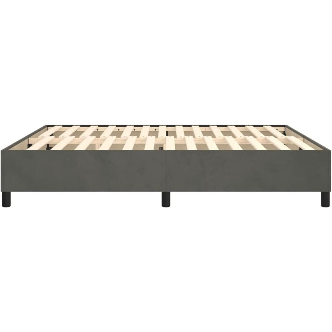 Boxspringbett aus Samt zeigt einen Lattenrost