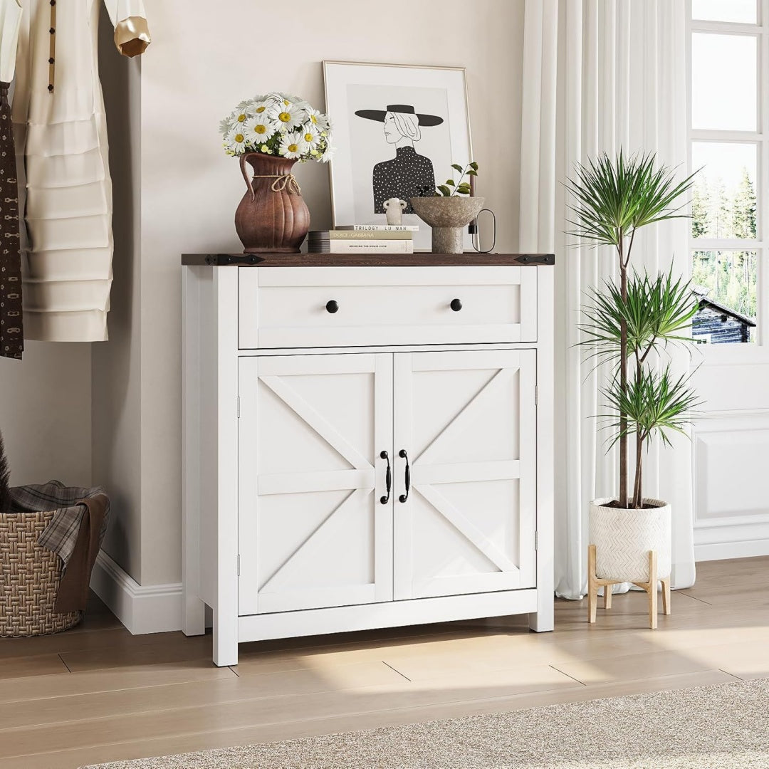 Sideboard verbindet Holzoptik und verstellbare Ablagen