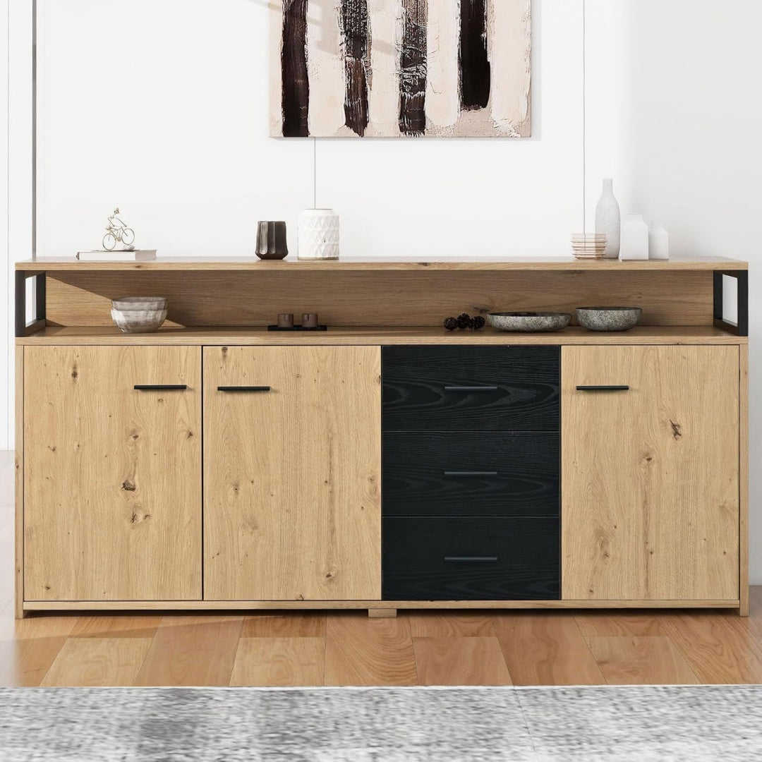 Metallgriffe treffen auf 3 Tueren an dem Sideboard