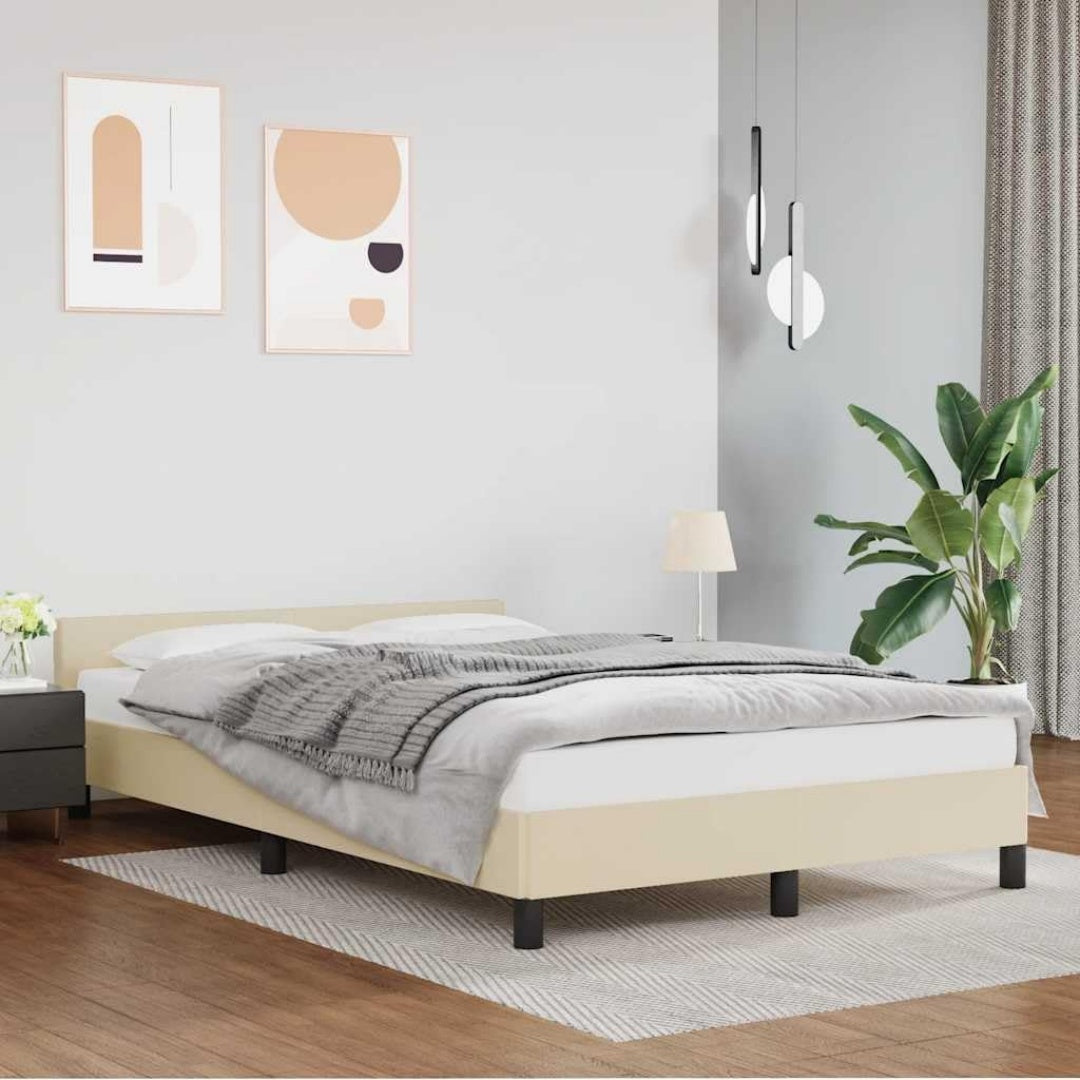 Das Bettgestell misst 207 x 126 x 50 cm in Creme